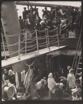  「The Steerage」： 揺るぎない社会階層と希望のきらめき