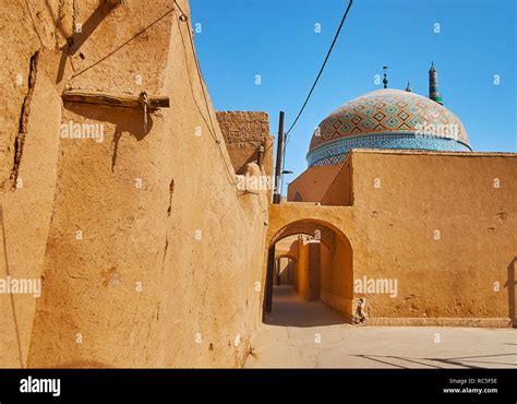  The Great Mosque of Yazd：鮮やかな幾何学模様と壮大なアーチ構造！